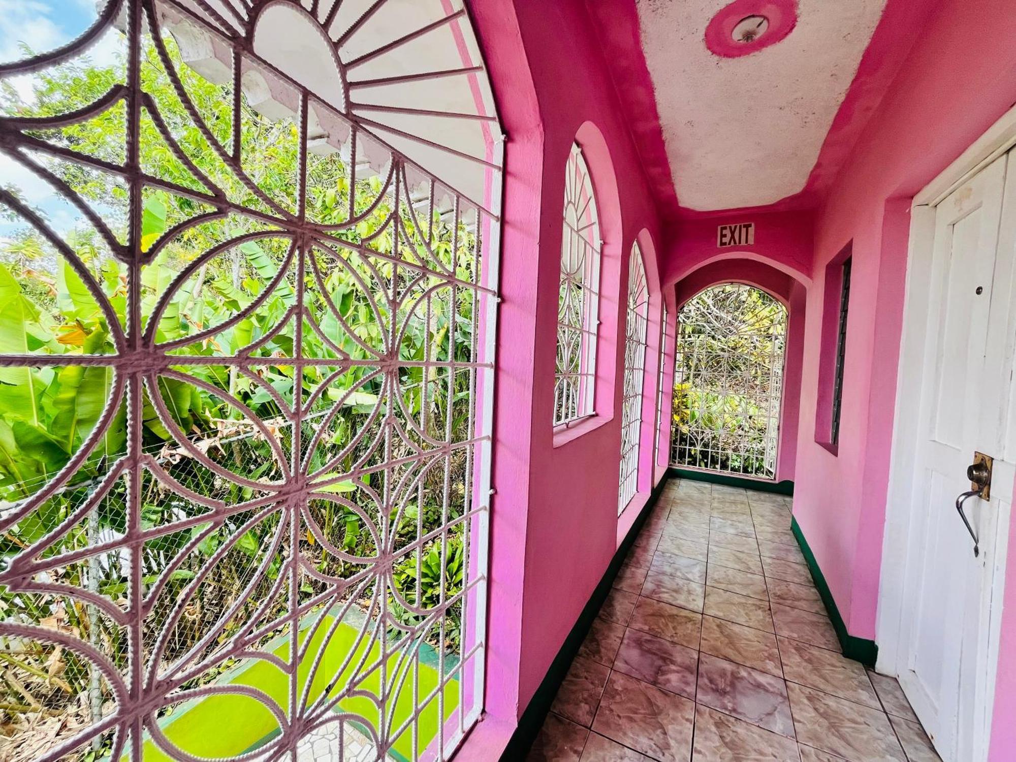 Nine Miles Cultural Hangouts And Tours Stepney エクステリア 写真